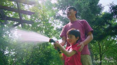 快乐父子在院子里浇水